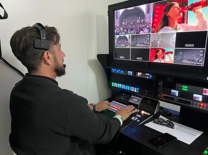 Jordi Gascon al mesclador de vídeo, davant del multiview